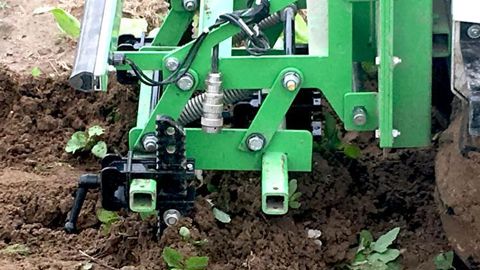 Comme les drones ou les capteurs connectés, les robots autonomes de désherbage sont accessibles à une aide décernée par FranceAgriMer, dans le cadre du plan « France 2030, troisième révolution agricole  ». ©P.Fayolle